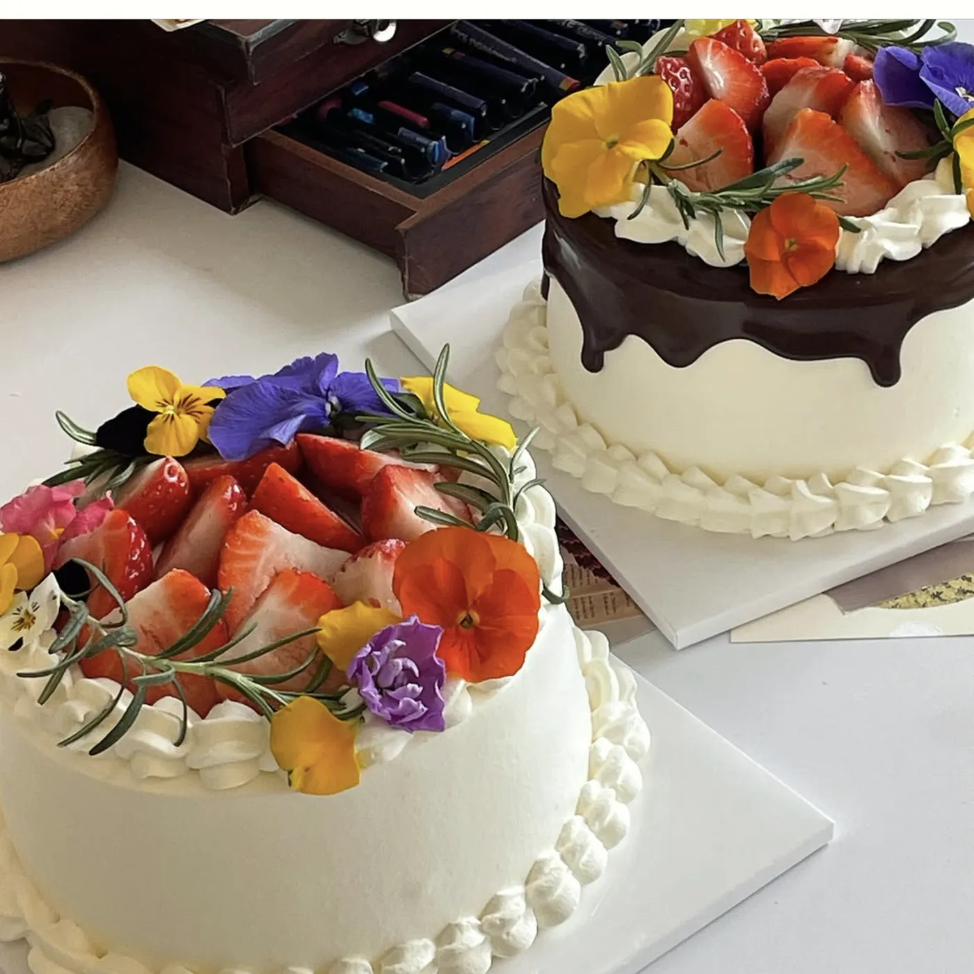 딸기와 식용꽃을 올린 케이크와 초콜릿을 흘려 덮은 케이크, Wizzy Bakeshop 케이크 2종